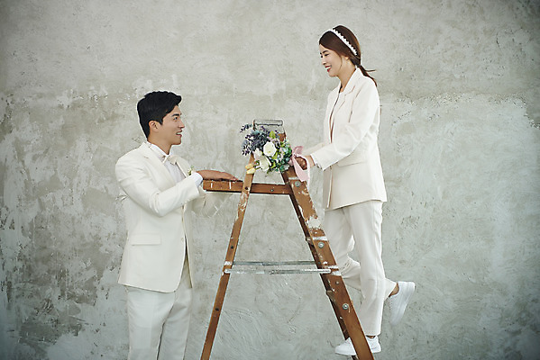 포토 JPG 스튜디오촬영 전신 부부 커플 여자 남자 행복 신부 부케 신랑 결혼 사다리 실내 사랑 서기 미소 들기 정장 상반신 20대 성인 두명 옆모습 30대 마주보기 다정 한국인 즐거움 성인만 웨딩촬영 국내포토 옷 감정 뷰포인트 꽃다발 컨셉 관계 모션 표정 사람 동양인 이벤트 청년 내부 장년 도구 기념사진 파일형식