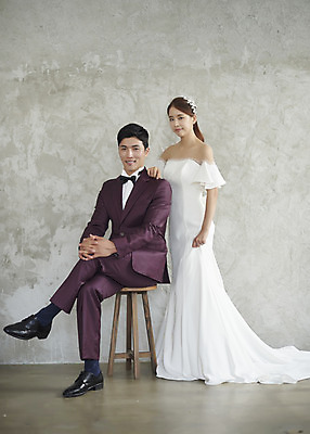포토 JPG 스튜디오촬영 전신 부부 커플 여자 남자 행복 신부 웨딩드레스 신랑 결혼 실내 사랑 서기 미소 앉기 정장 턱시도 20대 성인 두명 앞모습 30대 다정 한국인 즐거움 성인만 웨딩촬영 국내포토 드레스 옷 감정 뷰포인트 컨셉 관계 모션 표정 사람 동양인 이벤트 청년 내부 장년 기념사진 파일형식