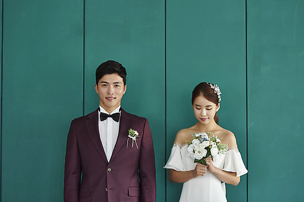 포토 JPG 스튜디오촬영 부부 커플 여자 남자 행복 신부 부케 웨딩드레스 신랑 결혼 실내 사랑 서기 미소 들기 정장 턱시도 상반신 20대 성인 두명 앞모습 30대 다정 한국인 즐거움 성인만 웨딩촬영 국내포토 드레스 옷 감정 뷰포인트 꽃다발 컨셉 관계 모션 표정 사람 동양인 이벤트 청년 내부 장년 기념사진 파일형식