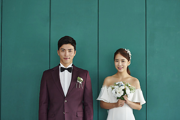 포토 JPG 스튜디오촬영 부부 커플 여자 남자 행복 신부 부케 웨딩드레스 신랑 결혼 실내 사랑 서기 미소 들기 정장 턱시도 상반신 20대 성인 두명 앞모습 30대 다정 한국인 즐거움 성인만 웨딩촬영 국내포토 드레스 옷 감정 뷰포인트 꽃다발 컨셉 관계 모션 표정 사람 동양인 이벤트 청년 내부 장년 기념사진 파일형식