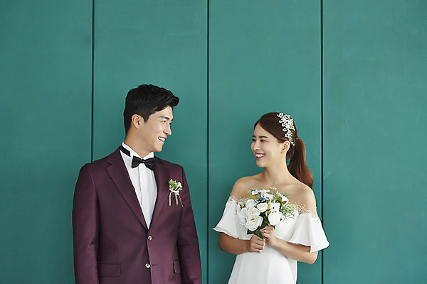 포토 JPG 스튜디오촬영 부부 커플 여자 남자 행복 신부 부케 웨딩드레스 신랑 결혼 실내 사랑 서기 미소 들기 정장 턱시도 상반신 20대 성인 두명 앞모습 30대 마주보기 다정 한국인 즐거움 성인만 웨딩촬영 국내포토 드레스 옷 감정 뷰포인트 꽃다발 컨셉 관계 모션 표정 사람 동양인 이벤트 청년 내부 장년 기념사진 파일형식