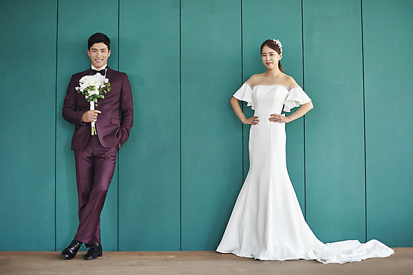 포토 JPG 스튜디오촬영 전신 부부 커플 여자 남자 행복 신부 부케 웨딩드레스 허리손 신랑 결혼 실내 사랑 서기 미소 들기 정장 턱시도 20대 성인 두명 앞모습 30대 다정 한국인 즐거움 성인만 웨딩촬영 국내포토 드레스 옷 감정 뷰포인트 꽃다발 포즈 컨셉 관계 모션 표정 사람 동양인 이벤트 청년 내부 장년 기념사진 파일형식
