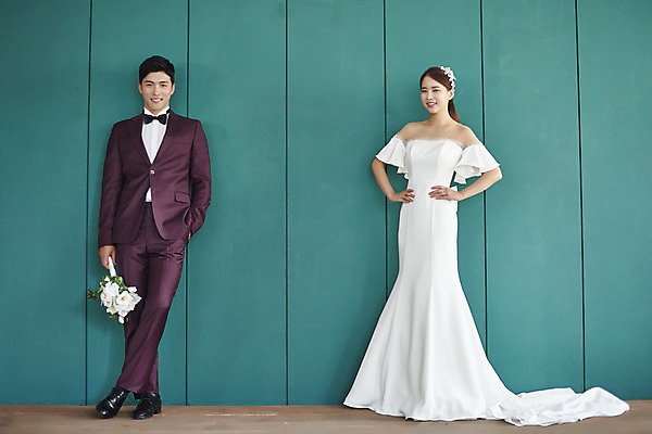 포토 JPG 스튜디오촬영 전신 부부 커플 여자 남자 행복 신부 부케 웨딩드레스 허리손 신랑 결혼 실내 사랑 서기 미소 들기 정장 턱시도 20대 성인 두명 앞모습 30대 다정 한국인 즐거움 성인만 웨딩촬영 국내포토 드레스 옷 감정 뷰포인트 꽃다발 포즈 컨셉 관계 모션 표정 사람 동양인 이벤트 청년 내부 장년 기념사진 파일형식