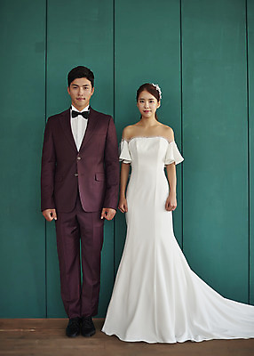 포토 JPG 스튜디오촬영 전신 부부 커플 여자 남자 행복 신부 웨딩드레스 신랑 결혼 실내 사랑 서기 미소 정장 턱시도 20대 성인 두명 앞모습 30대 다정 한국인 즐거움 성인만 웨딩촬영 국내포토 드레스 옷 감정 뷰포인트 컨셉 관계 모션 표정 사람 동양인 이벤트 청년 내부 장년 기념사진 파일형식