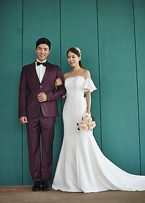 포토 JPG 스튜디오촬영 전신 부부 커플 여자 남자 행복 신부 부케 웨딩드레스 신랑 결혼 실내 사랑 서기 미소 들기 정장 턱시도 20대 성인 두명 앞모습 30대 팔짱 다정 한국인 즐거움 성인만 웨딩촬영 국내포토 드레스 옷 감정 뷰포인트 꽃다발 컨셉 관계 모션 표정 사람 동양인 이벤트 청년 내부 장년 기념사진 파일형식