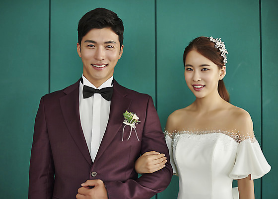 포토 JPG 스튜디오촬영 부부 커플 여자 남자 행복 신부 웨딩드레스 신랑 결혼 실내 사랑 서기 미소 정장 턱시도 상반신 20대 성인 두명 앞모습 30대 팔짱 다정 한국인 즐거움 성인만 웨딩촬영 국내포토 드레스 옷 감정 뷰포인트 컨셉 관계 모션 표정 사람 동양인 이벤트 청년 내부 장년 기념사진 파일형식