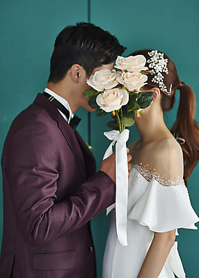 포토 JPG 스튜디오촬영 부부 커플 여자 남자 행복 신부 부케 웨딩드레스 신랑 결혼 키스 실내 사랑 서기 미소 들기 정장 턱시도 상반신 20대 성인 두명 옆모습 30대 다정 한국인 즐거움 얼굴가리기 성인만 웨딩촬영 국내포토 드레스 옷 감정 뷰포인트 꽃다발 컨셉 관계 모션 표정 사람 동양인 이벤트 청년 내부 장년 가림 애정표현 기념사진 파일형식