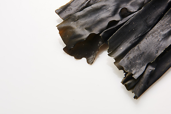 포토 JPG 스튜디오촬영 식재료 반찬 건조 실내 누끼 근접촬영 사람없음 하이앵글 해조류 흰배경 다시마 해초류 플랫레이 국내포토 음식 뷰포인트 백그라운드 내부 흰색 해양식물 플랫 파일형식