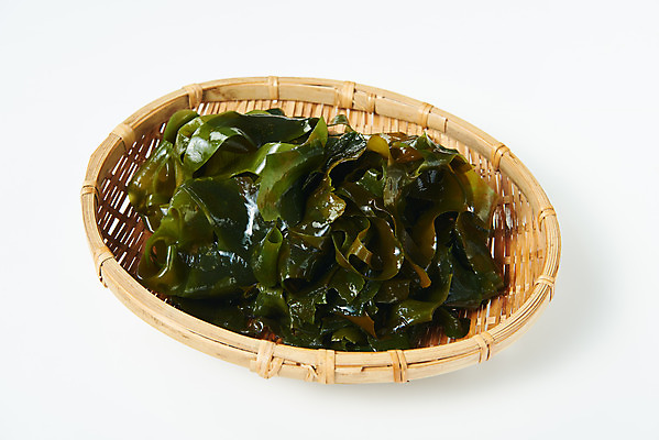 포토 JPG 스튜디오촬영 식재료 반찬 실내 누끼 사람없음 하이앵글 바구니 해조류 해초 흰배경 미역 국내포토 음식 뷰포인트 백그라운드 내부 흰색 해양식물 파일형식