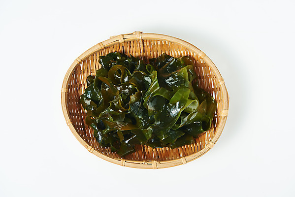 포토 JPG 스튜디오촬영 식재료 반찬 실내 누끼 사람없음 하이앵글 바구니 해조류 해초 흰배경 미역 플랫레이 국내포토 음식 뷰포인트 백그라운드 내부 흰색 해양식물 플랫 파일형식