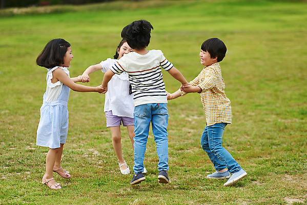 포토 JPG 주간 전신 나무 공원 여자 남자 어린이라이프 초등학생 어린이 자연 서기 소녀 소년 잔디 여러명 야외 앞모습 옆모습 뒷모습 캐주얼 여름 친구 달리기 손잡기 맑음 한국인 체험학습 즐거움 용인 휴양림 어린이만 국내포토 자연요소 식물 학생 라이프스타일 옷 계절 공공시설 감정 뷰포인트 다수 관계 모션 날씨 사람 동양인 체험 생태계 경기도 파일형식