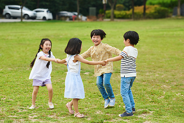 포토 JPG 주간 전신 나무 공원 여자 남자 어린이라이프 초등학생 어린이 자연 서기 소녀 소년 잔디 여러명 야외 앞모습 옆모습 캐주얼 여름 친구 달리기 손잡기 맑음 한국인 체험학습 즐거움 용인 휴양림 어린이만 국내포토 자연요소 식물 학생 라이프스타일 옷 계절 공공시설 감정 뷰포인트 다수 관계 모션 날씨 사람 동양인 체험 생태계 경기도 파일형식