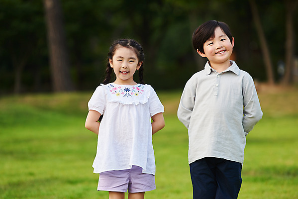 포토 JPG 주간 나무 공원 여자 남자 어린이라이프 초등학생 어린이 자연 서기 웃음 소녀 소년 잔디 상반신 야외 두명 앞모습 캐주얼 여름 친구 맑음 한국인 체험학습 즐거움 용인 휴양림 어린이만 국내포토 자연요소 식물 학생 라이프스타일 옷 계절 공공시설 감정 뷰포인트 관계 모션 날씨 표정 사람 동양인 체험 생태계 경기도 파일형식