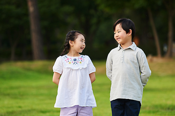 포토 JPG 주간 나무 공원 여자 남자 어린이라이프 초등학생 어린이 자연 서기 웃음 소녀 소년 잔디 상반신 야외 두명 앞모습 캐주얼 여름 친구 마주보기 맑음 한국인 체험학습 즐거움 용인 휴양림 어린이만 국내포토 자연요소 식물 학생 라이프스타일 옷 계절 공공시설 감정 뷰포인트 관계 모션 날씨 표정 사람 동양인 체험 생태계 경기도 파일형식