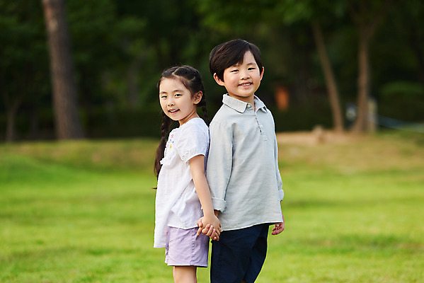 포토 JPG 주간 나무 공원 여자 남자 어린이라이프 초등학생 어린이 자연 서기 웃음 소녀 소년 잔디 상반신 야외 두명 옆모습 캐주얼 여름 친구 맑음 한국인 등맞대기 체험학습 즐거움 용인 휴양림 어린이만 국내포토 자연요소 식물 학생 라이프스타일 옷 계절 공공시설 감정 뷰포인트 관계 모션 날씨 표정 사람 동양인 체험 생태계 경기도 파일형식