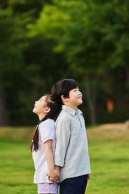 포토 JPG 주간 나무 공원 여자 남자 어린이라이프 초등학생 어린이 자연 서기 웃음 소녀 소년 잔디 상반신 야외 두명 옆모습 캐주얼 여름 친구 맑음 한국인 등맞대기 체험학습 즐거움 용인 휴양림 어린이만 국내포토 자연요소 식물 학생 라이프스타일 옷 계절 공공시설 감정 뷰포인트 관계 모션 날씨 표정 사람 동양인 체험 생태계 경기도 파일형식