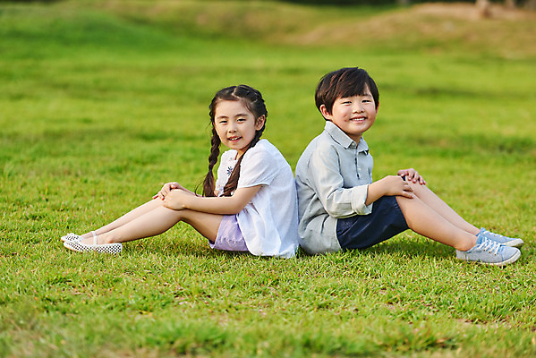 포토 JPG 주간 전신 나무 공원 여자 남자 어린이라이프 초등학생 어린이 자연 웃음 앉기 소녀 소년 잔디 야외 두명 옆모습 캐주얼 여름 친구 맑음 한국인 등맞대기 체험학습 즐거움 용인 휴양림 어린이만 국내포토 자연요소 식물 학생 라이프스타일 옷 계절 공공시설 감정 뷰포인트 관계 모션 날씨 표정 사람 동양인 체험 생태계 경기도 파일형식