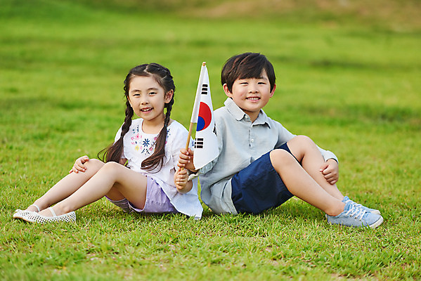 포토 JPG 주간 전신 나무 공원 여자 남자 어린이라이프 초등학생 어린이 자연 웃음 들기 앉기 소녀 소년 잔디 야외 두명 옆모습 여름 친구 한국인 체험학습 태극기 현충일 애국심 용인 휴양림 어린이만 국내포토 자연요소 식물 학생 라이프스타일 계절 공공시설 기념일 뷰포인트 관계 모션 표정 사람 동양인 체험 국기 생태계 경기도 파일형식 호국보훈의달