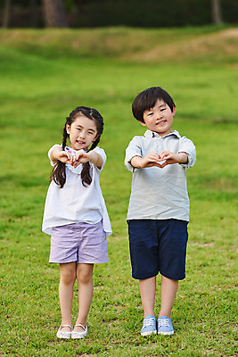 포토 JPG 주간 전신 공원 여자 어린이라이프 초등학생 어린이 자연 서기 소녀 소년 잔디 야외 두명 앞모습 캐주얼 여름 친구 맑음 한국인 체험학습 즐거움 손하트 용인 휴양림 어린이만 국내포토 자연요소 식물 학생 라이프스타일 옷 계절 공공시설 남자 감정 뷰포인트 관계 모션 날씨 사람 동양인 손짓 체험 생태계 경기도 파일형식