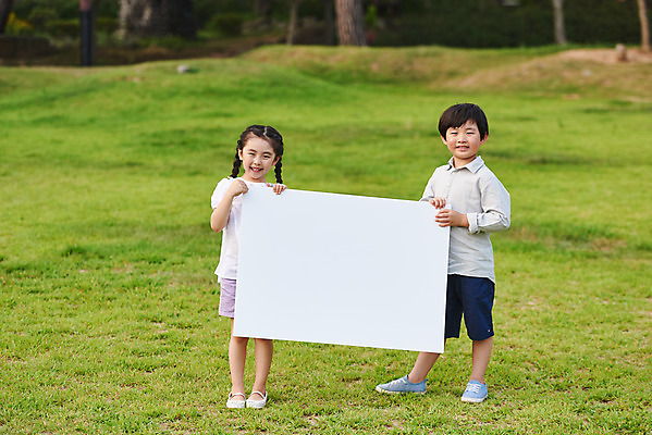 포토 JPG 주간 전신 배너 여자 남자 어린이라이프 초등학생 어린이 자연 서기 웃음 들기 소녀 소년 잔디 야외 두명 앞모습 여름 친구 한국인 체험학습 용인 휴양림 어린이만 국내포토 자연요소 식물 학생 라이프스타일 계절 뷰포인트 관계 모션 표정 사람 동양인 체험 생태계 경기도 파일형식