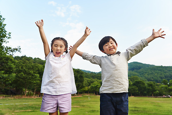 포토 JPG 주간 나무 공원 여자 남자 어린이라이프 초등학생 어린이 자연 서기 웃음 소녀 소년 잔디 상반신 야외 두명 앞모습 캐주얼 여름 친구 맑음 한국인 체험학습 즐거움 손뻗기 용인 휴양림 어린이만 국내포토 자연요소 식물 학생 라이프스타일 옷 계절 공공시설 감정 뷰포인트 관계 모션 날씨 표정 사람 동양인 체험 생태계 경기도 파일형식
