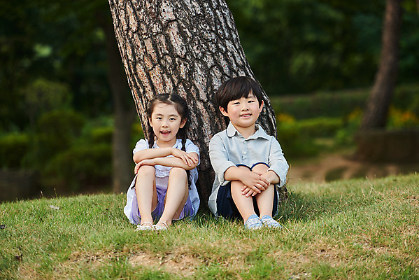 포토 JPG 주간 전신 나무 공원 여자 남자 어린이라이프 초등학생 어린이 자연 웃음 앉기 소녀 소년 잔디 야외 두명 앞모습 캐주얼 여름 친구 맑음 기댐 한국인 체험학습 즐거움 용인 휴양림 어린이만 국내포토 자연요소 식물 학생 라이프스타일 옷 계절 공공시설 감정 뷰포인트 관계 모션 날씨 표정 사람 동양인 체험 생태계 경기도 파일형식