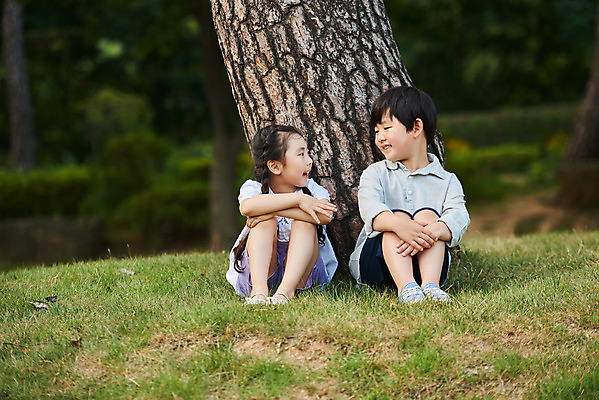 포토 JPG 주간 전신 나무 공원 여자 남자 어린이라이프 초등학생 어린이 자연 웃음 앉기 소녀 소년 잔디 야외 두명 앞모습 캐주얼 여름 친구 맑음 기댐 한국인 체험학습 즐거움 용인 휴양림 어린이만 국내포토 자연요소 식물 학생 라이프스타일 옷 계절 공공시설 감정 뷰포인트 관계 모션 날씨 표정 사람 동양인 체험 생태계 경기도 파일형식