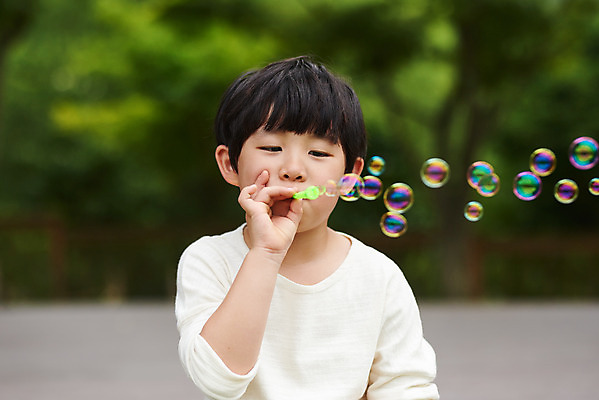 포토 JPG 주간 나무 공원 남자 어린이라이프 초등학생 어린이 자연 놀이 한명 서기 소년 잔디 상반신 야외 앞모습 여름 한국인 체험 비눗방울 비누방울놀이 용인 휴양림 소년한명만 국내포토 자연요소 식물 1 학생 라이프스타일 계절 공공시설 뷰포인트 컨셉 모션 사람 동양인 생태계 경기도 남자한명만 소년만 파일형식