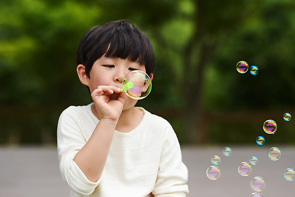 포토 JPG 주간 나무 공원 남자 어린이라이프 초등학생 어린이 자연 놀이 한명 서기 소년 잔디 상반신 야외 앞모습 여름 한국인 체험 비눗방울 비누방울놀이 용인 휴양림 소년한명만 국내포토 자연요소 식물 1 학생 라이프스타일 계절 공공시설 뷰포인트 컨셉 모션 사람 동양인 생태계 경기도 남자한명만 소년만 파일형식