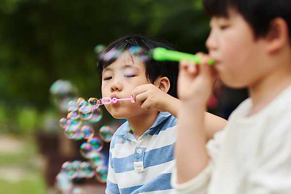 포토 JPG 주간 나무 공원 남자 어린이라이프 초등학생 어린이 자연 서기 소년 잔디 상반신 야외 두명 옆모습 아웃포커스 여름 친구 한국인 체험학습 비눗방울 비누방울놀이 용인 휴양림 어린이만 소년만 국내포토 자연요소 식물 학생 라이프스타일 계절 공공시설 뷰포인트 관계 모션 놀이 촬영기법 사람 동양인 체험 생태계 경기도 남자만 파일형식