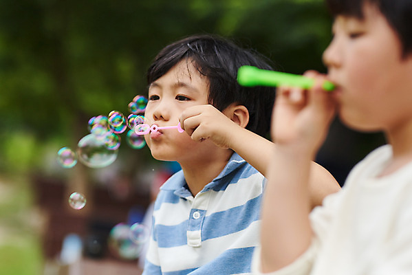 포토 JPG 주간 공원 남자 어린이라이프 초등학생 어린이 자연 서기 소년 잔디 상반신 야외 두명 옆모습 아웃포커스 여름 친구 한국인 체험학습 비눗방울 비누방울놀이 용인 휴양림 어린이만 소년만 국내포토 자연요소 식물 학생 라이프스타일 계절 공공시설 뷰포인트 관계 모션 놀이 촬영기법 사람 동양인 체험 생태계 경기도 남자만 파일형식