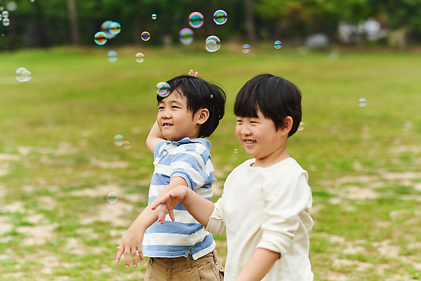 포토 JPG 주간 공원 남자 어린이라이프 초등학생 어린이 자연 서기 소년 잔디 상반신 야외 두명 옆모습 여름 친구 한국인 체험학습 비눗방울 비누방울놀이 용인 휴양림 어린이만 소년만 국내포토 자연요소 식물 학생 라이프스타일 계절 공공시설 뷰포인트 관계 모션 놀이 사람 동양인 체험 생태계 경기도 남자만 파일형식