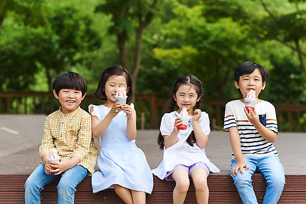 포토 JPG 주간 나무 공원 여자 남자 어린이라이프 초등학생 어린이 자연 아이스크림 웃음 앉기 소녀 소년 잔디 여러명 상반신 야외 앞모습 여름 친구 한국인 체험학습 먹기 용인 휴양림 어린이만 국내포토 자연요소 식물 학생 라이프스타일 계절 공공시설 뷰포인트 다수 관계 모션 디저트 표정 사람 동양인 체험 생태계 경기도 파일형식