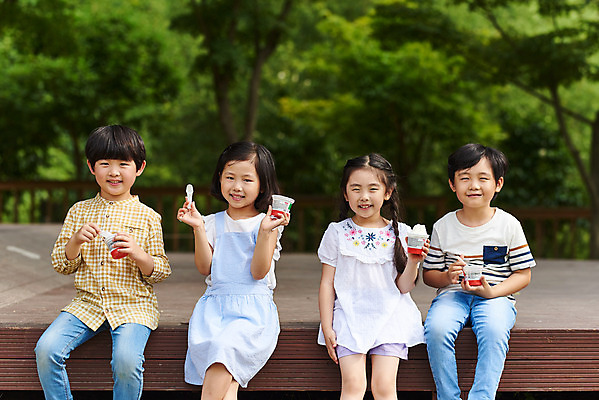 포토 JPG 주간 나무 공원 여자 남자 어린이라이프 초등학생 어린이 자연 아이스크림 웃음 앉기 소녀 소년 잔디 여러명 상반신 야외 앞모습 여름 친구 한국인 체험학습 먹기 용인 휴양림 어린이만 국내포토 자연요소 식물 학생 라이프스타일 계절 공공시설 뷰포인트 다수 관계 모션 디저트 표정 사람 동양인 체험 생태계 경기도 파일형식