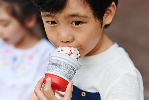 포토 JPG 주간 나무 응시 공원 여자 남자 어린이라이프 초등학생 어린이 자연 아이스크림 앉기 소녀 소년 잔디 상반신 야외 두명 앞모습 아웃포커스 여름 친구 한국인 체험학습 먹기 용인 휴양림 어린이만 맛있는 국내포토 자연요소 식물 학생 라이프스타일 시선 계절 공공시설 뷰포인트 관계 모션 디저트 촬영기법 사람 동양인 체험 생태계 경기도 파일형식