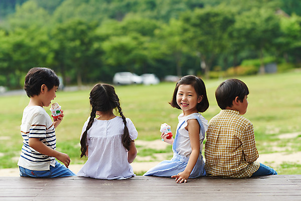 포토 JPG 주간 나무 공원 여자 남자 어린이라이프 초등학생 어린이 자연 아이스크림 앉기 소녀 소년 잔디 여러명 상반신 야외 뒷모습 여름 친구 한국인 체험학습 뒤돌아보기 먹기 용인 휴양림 어린이만 국내포토 자연요소 식물 학생 라이프스타일 계절 공공시설 뷰포인트 다수 관계 모션 디저트 사람 동양인 체험 생태계 경기도 파일형식
