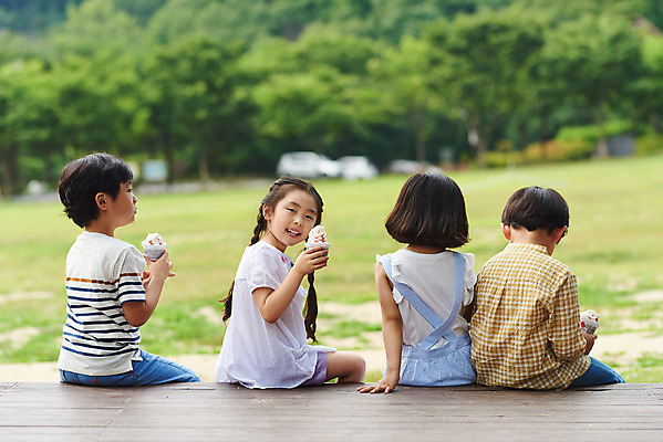 포토 JPG 주간 나무 공원 여자 남자 어린이라이프 초등학생 어린이 자연 아이스크림 앉기 소녀 소년 잔디 여러명 상반신 야외 뒷모습 여름 친구 한국인 체험학습 뒤돌아보기 먹기 용인 휴양림 어린이만 국내포토 자연요소 식물 학생 라이프스타일 계절 공공시설 뷰포인트 다수 관계 모션 디저트 사람 동양인 체험 생태계 경기도 파일형식