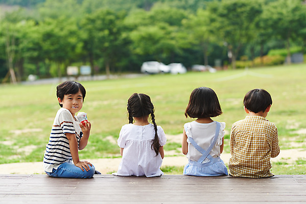 포토 JPG 주간 나무 공원 여자 남자 어린이라이프 초등학생 어린이 자연 아이스크림 앉기 소녀 소년 잔디 여러명 상반신 야외 뒷모습 여름 친구 한국인 체험학습 뒤돌아보기 먹기 용인 휴양림 어린이만 국내포토 자연요소 식물 학생 라이프스타일 계절 공공시설 뷰포인트 다수 관계 모션 디저트 사람 동양인 체험 생태계 경기도 파일형식