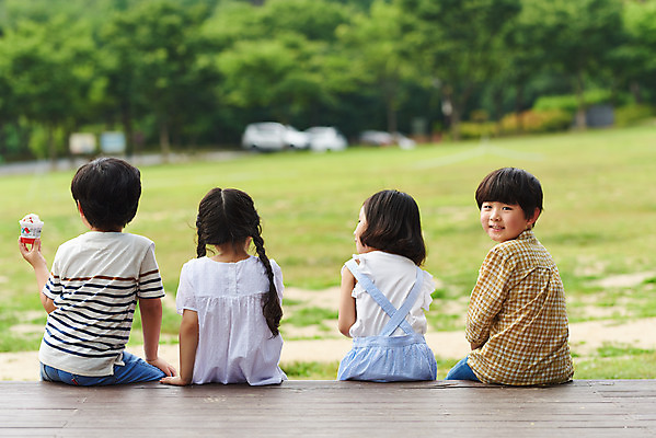 포토 JPG 주간 나무 공원 여자 남자 어린이라이프 초등학생 어린이 자연 아이스크림 앉기 소녀 소년 잔디 여러명 상반신 야외 뒷모습 여름 친구 한국인 체험학습 뒤돌아보기 먹기 용인 휴양림 어린이만 국내포토 자연요소 식물 학생 라이프스타일 계절 공공시설 뷰포인트 다수 관계 모션 디저트 사람 동양인 체험 생태계 경기도 파일형식