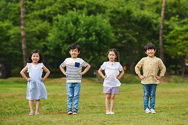 포토 JPG 주간 전신 나무 공원 여자 남자 어린이라이프 초등학생 어린이 허리손 자연 서기 웃음 소녀 소년 잔디 여러명 야외 앞모습 캐주얼 여름 친구 맑음 한국인 체험학습 즐거움 용인 휴양림 어린이만 국내포토 자연요소 식물 학생 라이프스타일 옷 계절 공공시설 감정 뷰포인트 포즈 다수 관계 모션 날씨 표정 사람 동양인 체험 생태계 경기도 파일형식