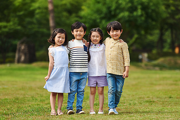 포토 JPG 주간 전신 나무 공원 여자 남자 어린이라이프 초등학생 어린이 자연 어깨동무 서기 웃음 소녀 소년 잔디 여러명 야외 앞모습 캐주얼 여름 친구 맑음 한국인 체험학습 즐거움 용인 휴양림 어린이만 국내포토 자연요소 식물 학생 라이프스타일 옷 계절 공공시설 감정 뷰포인트 포즈 다수 관계 모션 날씨 표정 사람 동양인 체험 생태계 경기도 파일형식