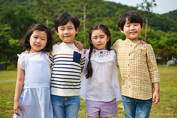 포토 JPG 주간 나무 공원 여자 남자 어린이라이프 초등학생 어린이 자연 어깨동무 서기 웃음 소녀 소년 잔디 여러명 상반신 야외 앞모습 캐주얼 여름 친구 맑음 한국인 체험학습 즐거움 용인 휴양림 어린이만 국내포토 자연요소 식물 학생 라이프스타일 옷 계절 공공시설 감정 뷰포인트 포즈 다수 관계 모션 날씨 표정 사람 동양인 체험 생태계 경기도 파일형식