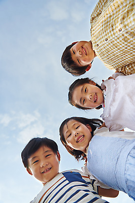 포토 JPG 주간 나무 공원 여자 남자 어린이라이프 초등학생 어린이 로우앵글 자연 어깨동무 서기 웃음 소녀 소년 잔디 여러명 상반신 야외 앞모습 캐주얼 여름 친구 맑음 한국인 체험학습 즐거움 용인 휴양림 어린이만 국내포토 자연요소 식물 학생 라이프스타일 옷 계절 공공시설 감정 뷰포인트 포즈 다수 관계 모션 날씨 표정 사람 동양인 체험 생태계 경기도 파일형식