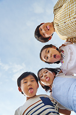 포토 JPG 주간 나무 공원 여자 남자 어린이라이프 초등학생 어린이 로우앵글 자연 어깨동무 서기 웃음 소녀 소년 잔디 여러명 상반신 야외 앞모습 캐주얼 여름 친구 맑음 한국인 체험학습 즐거움 메롱 용인 휴양림 어린이만 국내포토 자연요소 식물 학생 라이프스타일 옷 계절 공공시설 감정 뷰포인트 포즈 다수 관계 모션 날씨 표정 사람 동양인 체험 생태계 경기도 파일형식