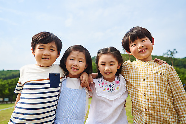 포토 JPG 주간 나무 공원 여자 남자 어린이라이프 초등학생 어린이 로우앵글 자연 어깨동무 서기 웃음 소녀 소년 잔디 여러명 상반신 야외 앞모습 캐주얼 여름 친구 맑음 한국인 체험학습 즐거움 용인 휴양림 어린이만 국내포토 자연요소 식물 학생 라이프스타일 옷 계절 공공시설 감정 뷰포인트 포즈 다수 관계 모션 날씨 표정 사람 동양인 체험 생태계 경기도 파일형식