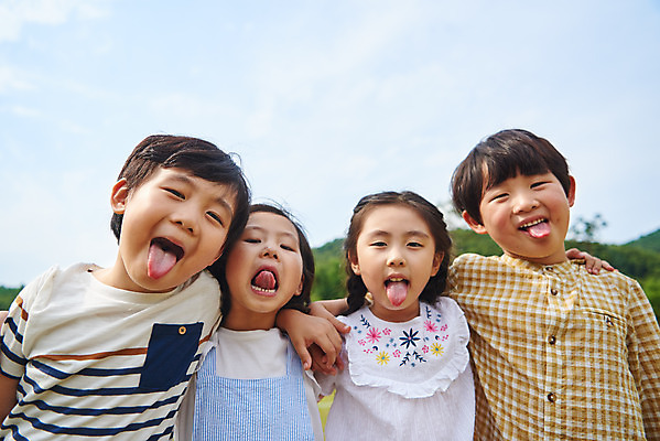 포토 JPG 주간 나무 공원 여자 남자 어린이라이프 초등학생 어린이 로우앵글 자연 어깨동무 서기 웃음 소녀 소년 잔디 여러명 상반신 야외 앞모습 캐주얼 여름 친구 맑음 한국인 체험학습 즐거움 용인 휴양림 어린이만 국내포토 자연요소 식물 학생 라이프스타일 옷 계절 공공시설 감정 뷰포인트 포즈 다수 관계 모션 날씨 표정 사람 동양인 체험 생태계 경기도 파일형식