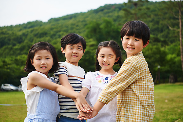 포토 JPG 주간 나무 공원 여자 남자 어린이라이프 초등학생 어린이 자연 서기 웃음 소녀 소년 잔디 여러명 상반신 야외 앞모습 옆모습 캐주얼 여름 친구 맑음 한국인 체험학습 즐거움 손모으기 용인 휴양림 어린이만 국내포토 자연요소 식물 학생 라이프스타일 옷 계절 공공시설 감정 뷰포인트 다수 관계 모션 날씨 표정 사람 동양인 손짓 체험 생태계 경기도 파일형식