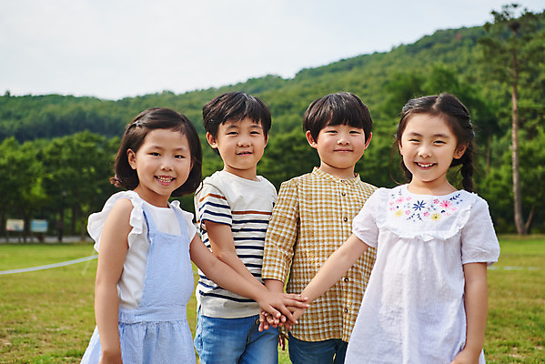 포토 JPG 주간 나무 공원 여자 남자 어린이라이프 초등학생 어린이 자연 서기 웃음 소녀 소년 잔디 여러명 상반신 야외 앞모습 옆모습 캐주얼 여름 친구 맑음 한국인 체험학습 즐거움 손모으기 용인 휴양림 어린이만 국내포토 자연요소 식물 학생 라이프스타일 옷 계절 공공시설 감정 뷰포인트 다수 관계 모션 날씨 표정 사람 동양인 손짓 체험 생태계 경기도 파일형식