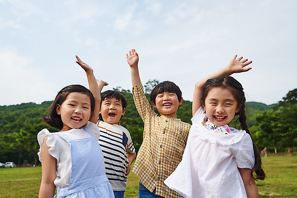 포토 JPG 주간 나무 공원 여자 남자 어린이라이프 초등학생 어린이 자연 서기 웃음 소녀 소년 잔디 여러명 상반신 야외 앞모습 캐주얼 여름 친구 손들기 맑음 파이팅 한국인 체험학습 즐거움 용인 휴양림 어린이만 국내포토 자연요소 식물 학생 라이프스타일 옷 계절 공공시설 감정 뷰포인트 다수 관계 모션 날씨 표정 사람 동양인 체험 생태계 경기도 파일형식