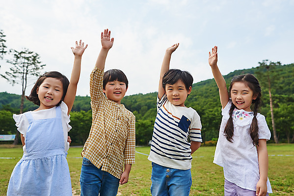 포토 JPG 주간 나무 공원 여자 남자 어린이라이프 초등학생 어린이 자연 서기 웃음 소녀 소년 잔디 여러명 상반신 야외 앞모습 캐주얼 여름 친구 손들기 맑음 파이팅 한국인 체험학습 즐거움 용인 휴양림 어린이만 국내포토 자연요소 식물 학생 라이프스타일 옷 계절 공공시설 감정 뷰포인트 다수 관계 모션 날씨 표정 사람 동양인 체험 생태계 경기도 파일형식